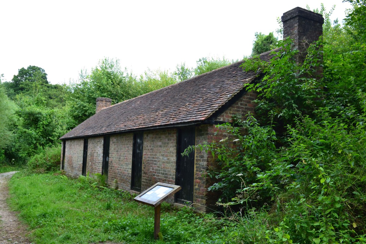 1900s hop pickers cabin, near Ightam Mote